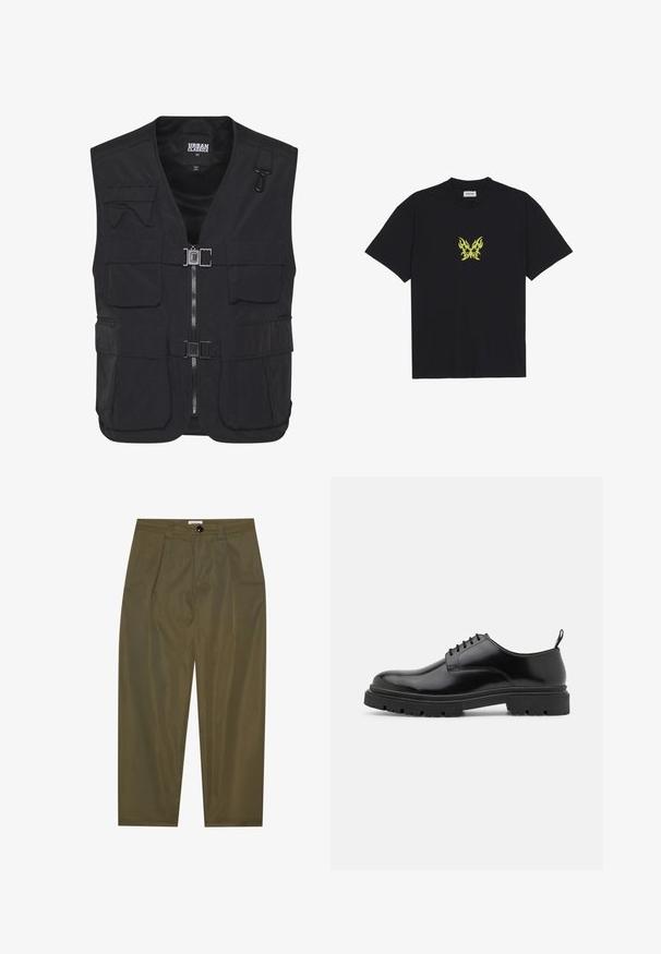 Svart multifunktionell väst i lätt tyg, med flera framfickor, en dragkedja och ett nätfoder för ventilation.; Svart bomulls t-shirt med en liten, gul flammönstrad fjärilsgraphic på bröstet. Rundad halsringning, korta ärmar.; Olivgrön plisserade byxor i mjukt tyg med knappstängning och rak passform. Inga synliga fickor.; Svarta läder snörskor med rundad tå, slät yta och ribbad gummisula. Har en liten klack och en dragflik på baksidan.