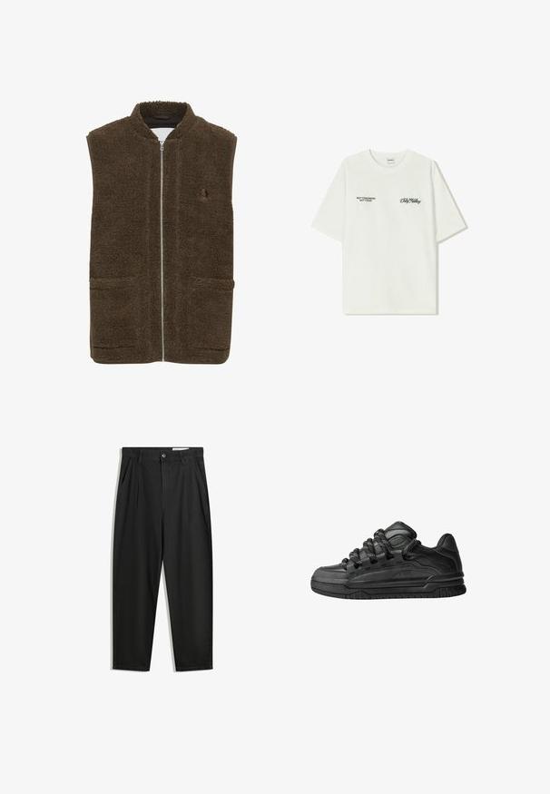 Braun-fleece Weste mit hohem Kragen, Frontreißverschluss und zwei seitlichen Taschen. Strukturmaterial mit einer weichen, plüschigen Oberfläche.; Weißes Baumwoll-T-Shirt mit kurzen Ärmeln. Auf der Vorderseite befindet sich schwarzer Text: „NICHT MORGEN NICHT HEUTE“ und „DIE KUNST DES DIRT MOVING“ in grüner Schrift.; Schwarze Baumwollhose mit lockerem Schnitt, ausgestattet mit einem klassischen Bund, vorderen Falten und Seiten taschen. Glatte Textur ohne Muster.; Schwarze Sneakers mit einem glatten Leder-Obermaterial, strukturierten Akzenten und runden schwarz-weißen Schnürsenkeln. Dicke Gummisohle mit einem gemusterten Profil.