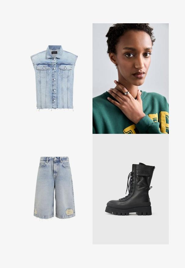 Helle blaue Jeansweste mit Knopfverschluss, zwei Brusttaschen und ausgefranstem Saum. Sie verfügt über einen klassischen Kragen und vertikale Nahtdetails.; Weißes ärmelloses Tanktop aus geripptem Stoff, mit rundem Ausschnitt und figurbetonter Silhouette, minimalen Nähten und ohne Verzierungen.; Hellblaue Jeansshorts mit weitem Schnitt, fransigem Saum und abgenutzten Stellen mit sichtbaren Nähten. Klassisches Five-Pocket-Design.; Schwarze Lederkampfstiefel mit hohem Schaft, schnüren vorne, strukturierten Akzenten, dicker Sohle und genähten Details. Verfügt über eine hintere Zuglasche.; Silberner Ring mit glattem, gebogenem Design und einem Sternakzent. Modell trägt einen grünen Pullover mit gelber Schrift, die Hände in der Nähe des Nackens.