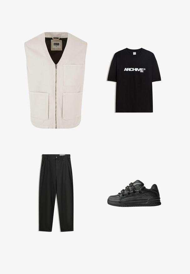 Hellbeige ärmellose Weste mit V-Ausschnitt, frontalem Reißverschluss und zwei großen Fronttaschen. Hergestellt aus biologischer Baumwolle mit einer glatten Textur.; Schwarzes Baumwoll-T-Shirt mit einem weißen "ARCHIVE inc." Logo auf der Brust, kurzen Ärmeln und einem Rundhalsausschnitt.; Schwarze Baumwollhose mit lockerem Schnitt, ausgestattet mit einem klassischen Bund, vorderen Falten und Seiten taschen. Glatte Textur ohne Muster.; Schwarze Sneakers mit einem glatten Leder-Obermaterial, strukturierten Akzenten und runden schwarz-weißen Schnürsenkeln. Dicke Gummisohle mit einem gemusterten Profil.