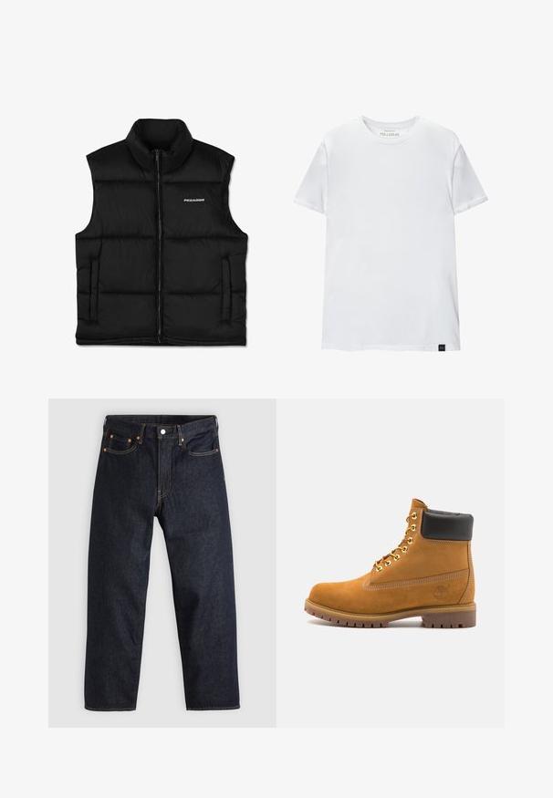 Černá prošívaná vesta s vysokým límcem, předním uzávěrem na zip a bočními kapsami. Má hladký povrch a logo na horní levé straně.; Bílá tričko s těsným střihem vyrobené z bavlny. Kolečkový výstřih, krátké rukávy, hladká textura. Malá černá visačka s logem na lemu. Jednoduchý design.; Tmavomodré džíny z denimu se straight střihem, pěti kapsami, kontrastním oranžovým šitím a knoflíkovým zapínáním. Žádné viditelné vzory ani ozdoby.; Hnědé semišové kotníkové boty s černým polstrovaným límcem, zlatými kovovými očky, bílým prošíváním a odolnou gumovou podrážkou s výraznými drážkami.