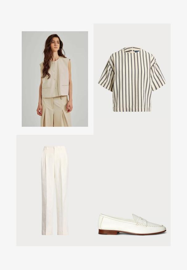Béžová bezrukávová vesta s okrúhlym výstrihom, predným zapínaním na gombíky a bočnými vreckami; skombinovaná s rovnocennými svetlo béžovými plisovanými nohavicami.; Krátky rukáv, pruhovaný top v krémovej a námorníckej modrej farbe, s okrúhlym výstrihom a štvorcovým strihom z texturovanej tkaniny.; Polo Ralph Lauren HEMP WIDE LEG PANT - Nohavice - nevis; Bílé kožené mokasíny s texturovaným povrchem, zaoblenou špičkou a tkaným detailem. Nízký dřevěný podpatek a minimalistický design.