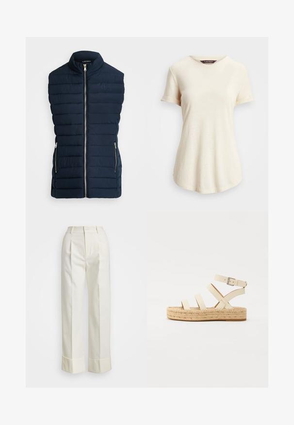 Lauren Ralph Lauren Petite QUILTED MOCKNECK VEST - Veste - dark navy; Krēma krāsas T-krekls ar īsām piedurknēm un apaļu kakla izgriezumu. Mīksta tekstūra un brīvs piegriezums, ar sarullētām piedurknēm un nedaudz noapaļotu apakšmalu.; Baltas, piegriezts bikses ar augstu jostu, dubultām priekšējām krokām un platajām kājām ar salocītām malām. Izgatavotas no gludas, strukturētas auduma.; Gai bēšs ādas espadrilu sandalītes ar četriem krusteniskiem siksniņām un potītes sprādzi, kurām ir austs jūtas platformas zole un plakana gumijas pamatne.
