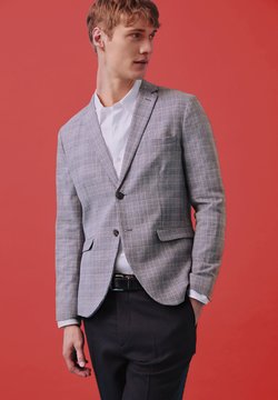 Hasta el 57% DTO. en trajes para hombre en el Corte Inglés