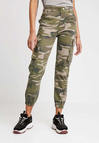 CAMO UTILITY CUFFED EMMA - Stoffhose - green pattern
