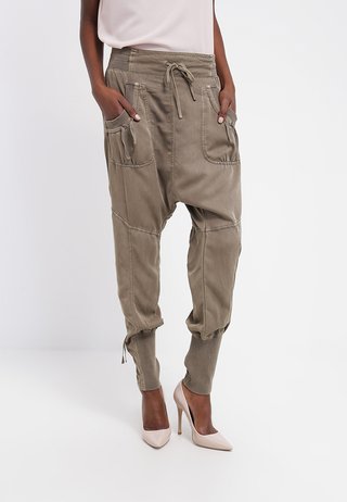 NANNA PANTS - Stoffhose - khaki