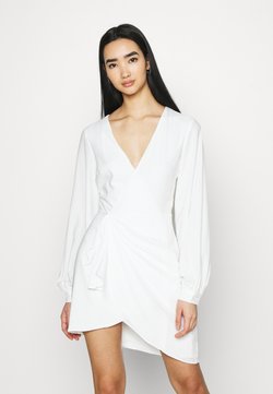 NA-KD - GATHERED OVERLAP DRESS - Cocktailkleid/festliches Kleid - white