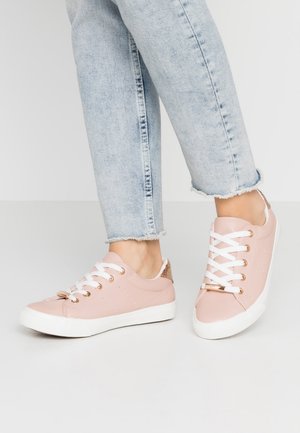 hot pink shoes wide fit