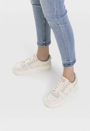 stradivarius basket blanche