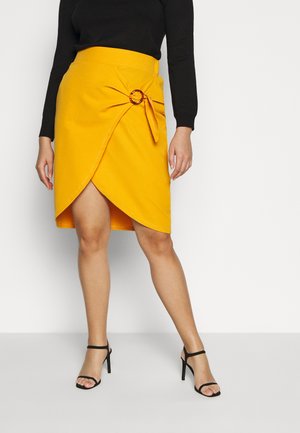 Simply Be Plus size klær klær i store størrelser på nett Simply Be WRAP MIDI SKIRT WITH BUCKLE DETAIL - Blyantskjørt - saffron