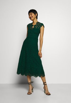 Grüne Spitzenkleid entdecken bei ZALANDO Grüne Spitzenkleid entdecken bei ZALANDO