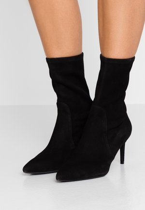 Stuart Weitzman Boots online på Zalando – Köp skor för dam Stuart Weitzman Boots online på Zalando – Köp skor för dam