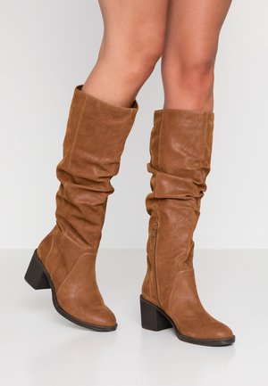 bottes noires mollets larges