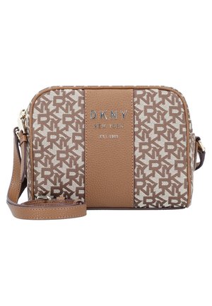 Brune DKNY Skinnvesker – Dame og herre – Vesker i skinn hos Brune DKNY Skinnvesker – Dame og herre – Vesker i skinn hos