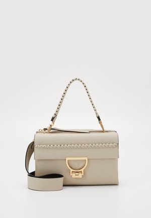 Beige Coccinelle Skinnvesker – Dame og herre – Vesker i Beige Coccinelle Skinnvesker – Dame og herre – Vesker i